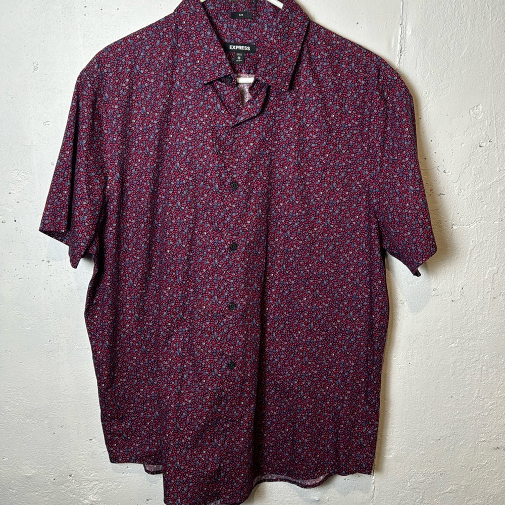 Men’s Express Men’s slim fit short sleeve button down shirt- Red Floral